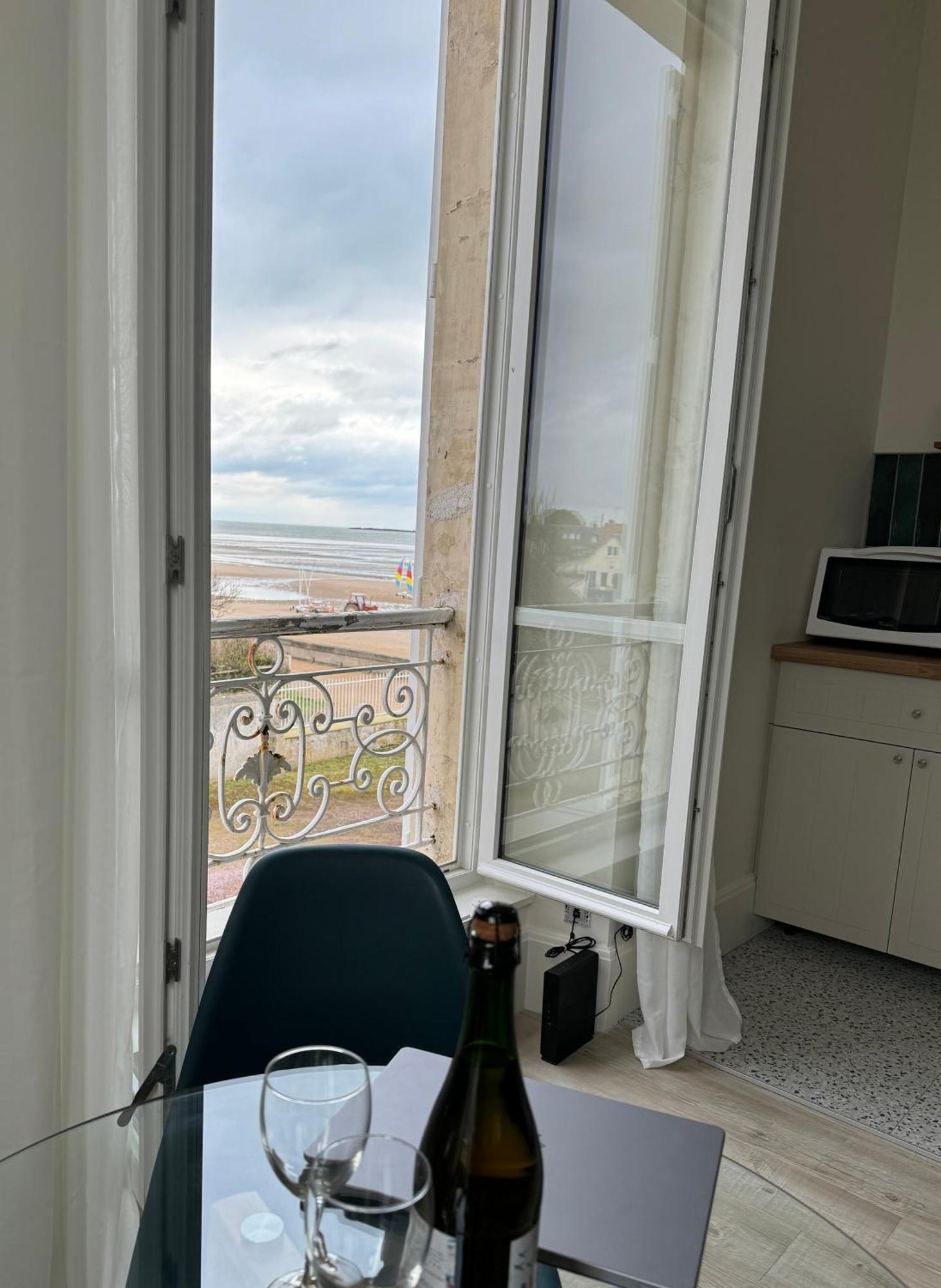 Sunny Apt On D-Day Beach With Parking Saint-Come-de-Fresne Exterior photo